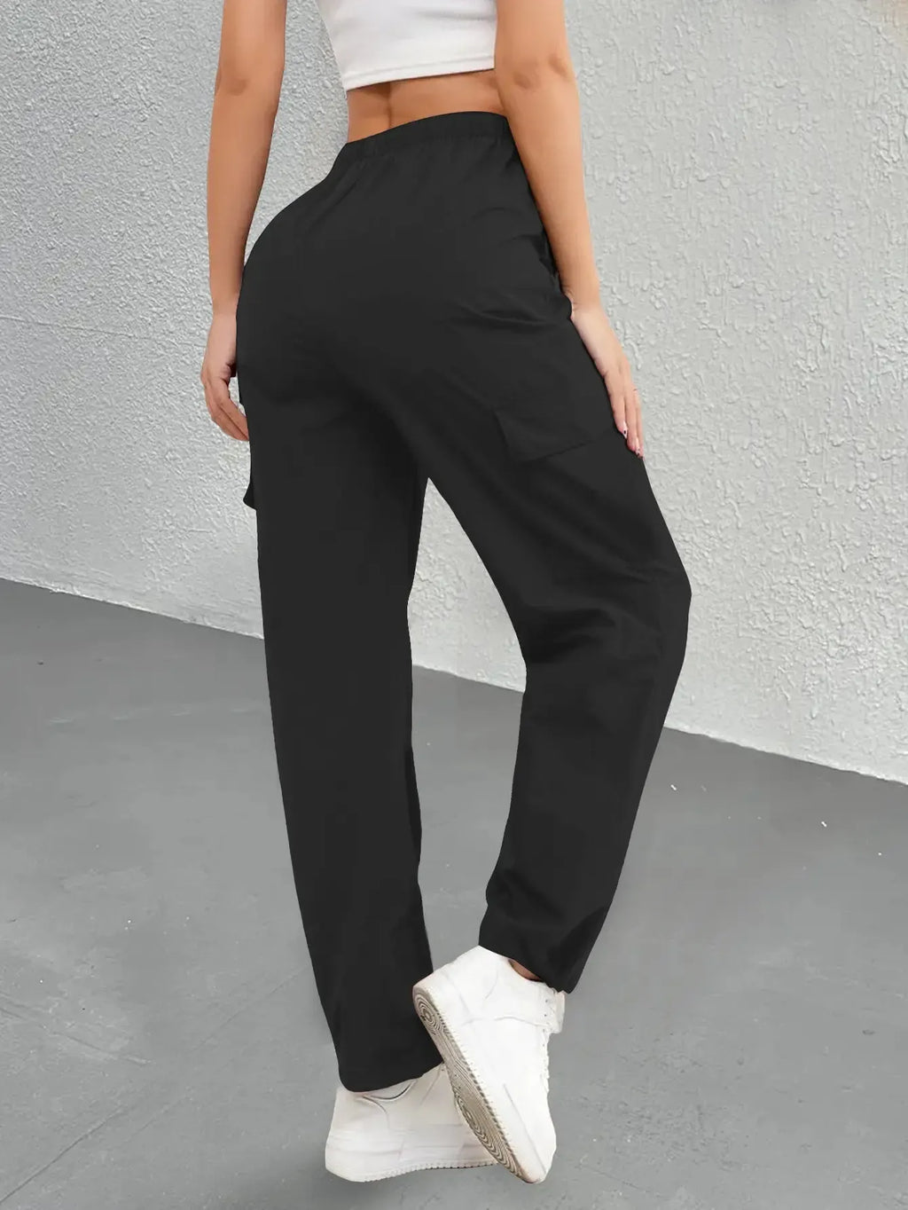 Women’s cargo pants with multiple pockets for outdoor sports and everyday outings