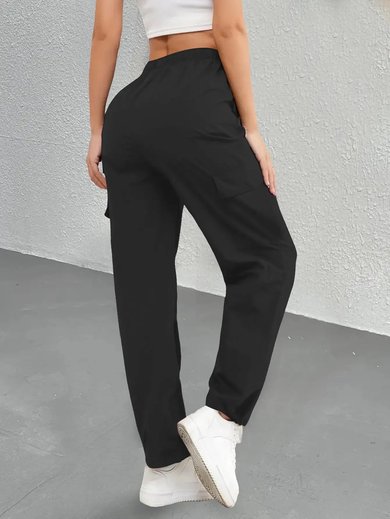 Women’s cargo pants with multiple pockets for outdoor sports and everyday outings