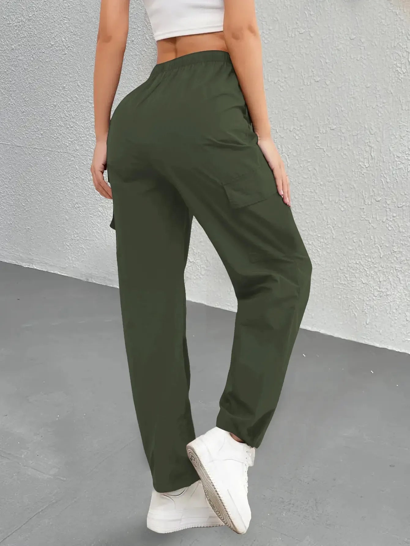 Women’s cargo pants with multiple pockets for outdoor sports and everyday outings