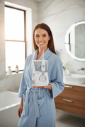 Glad person som håller Waterpik Ultra Professional